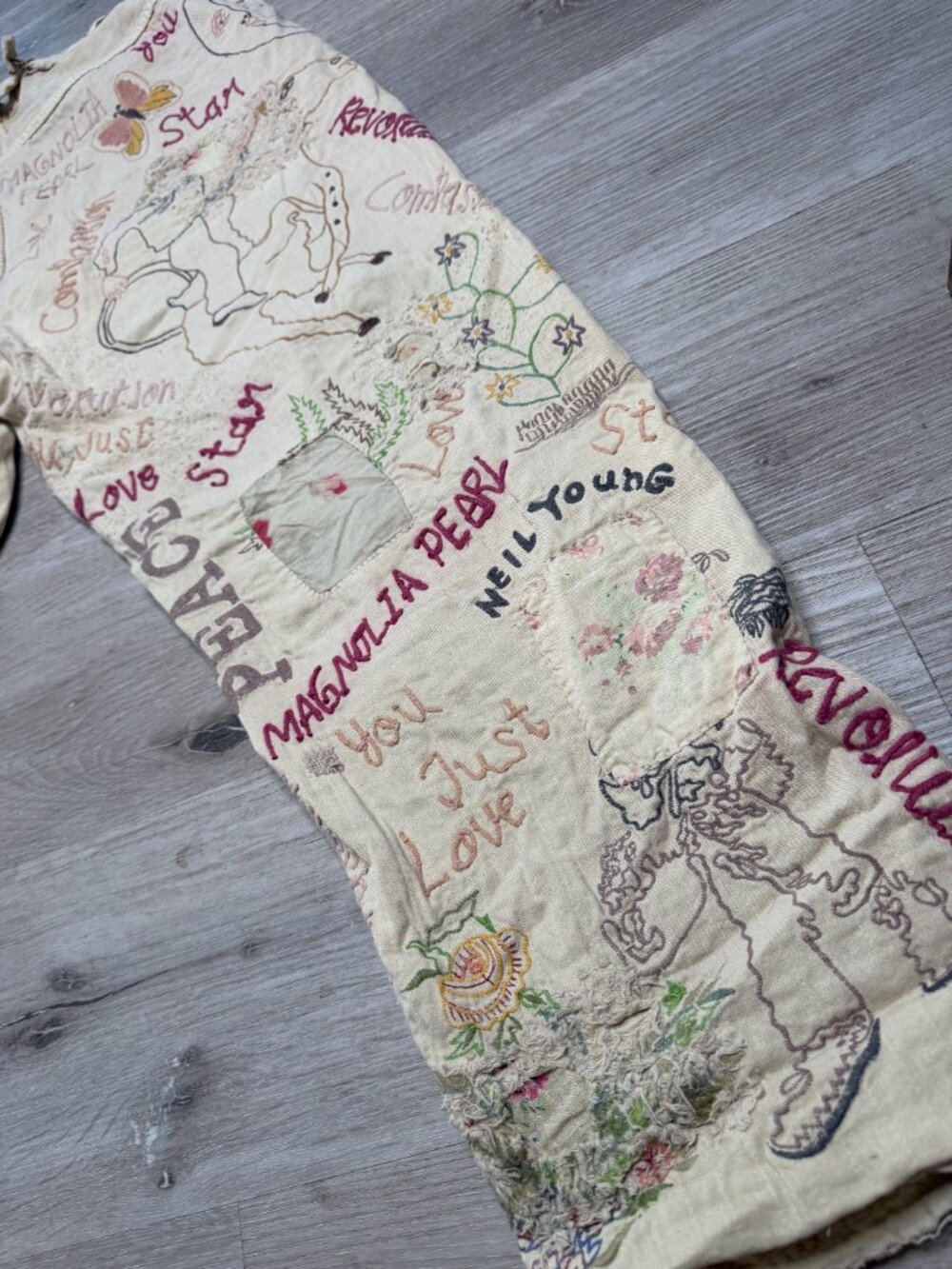 Magnolia Pearl You Just Love Miner Denims Rare Embroidered Patchwork Peace Love - Picture 9 of 10